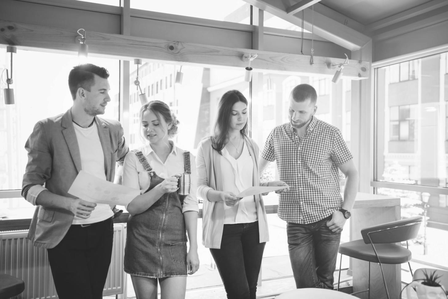 Professionelle Finanzberatung in modernem Büroumfeld