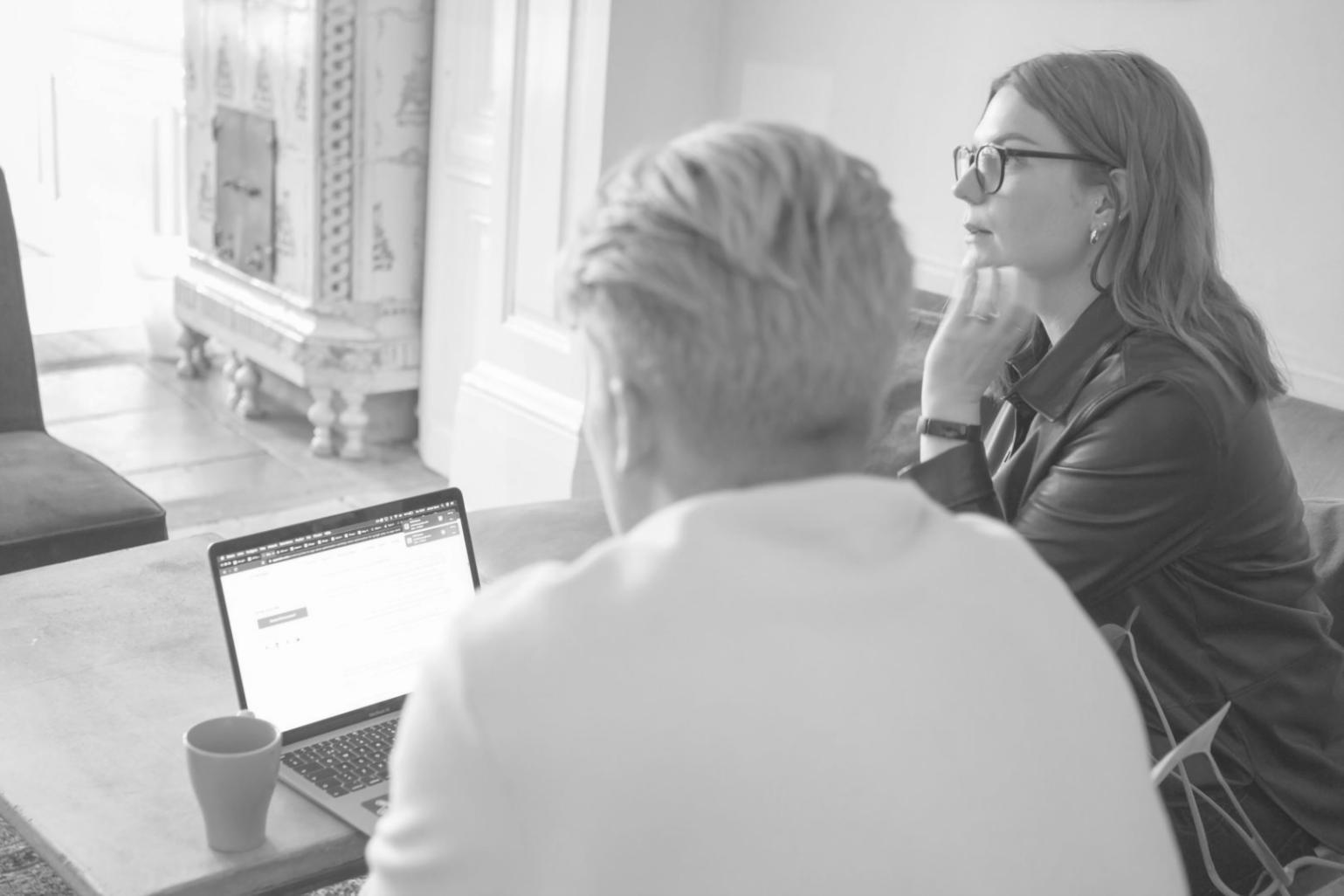 pralveniq Beratungsteam bei der Arbeit